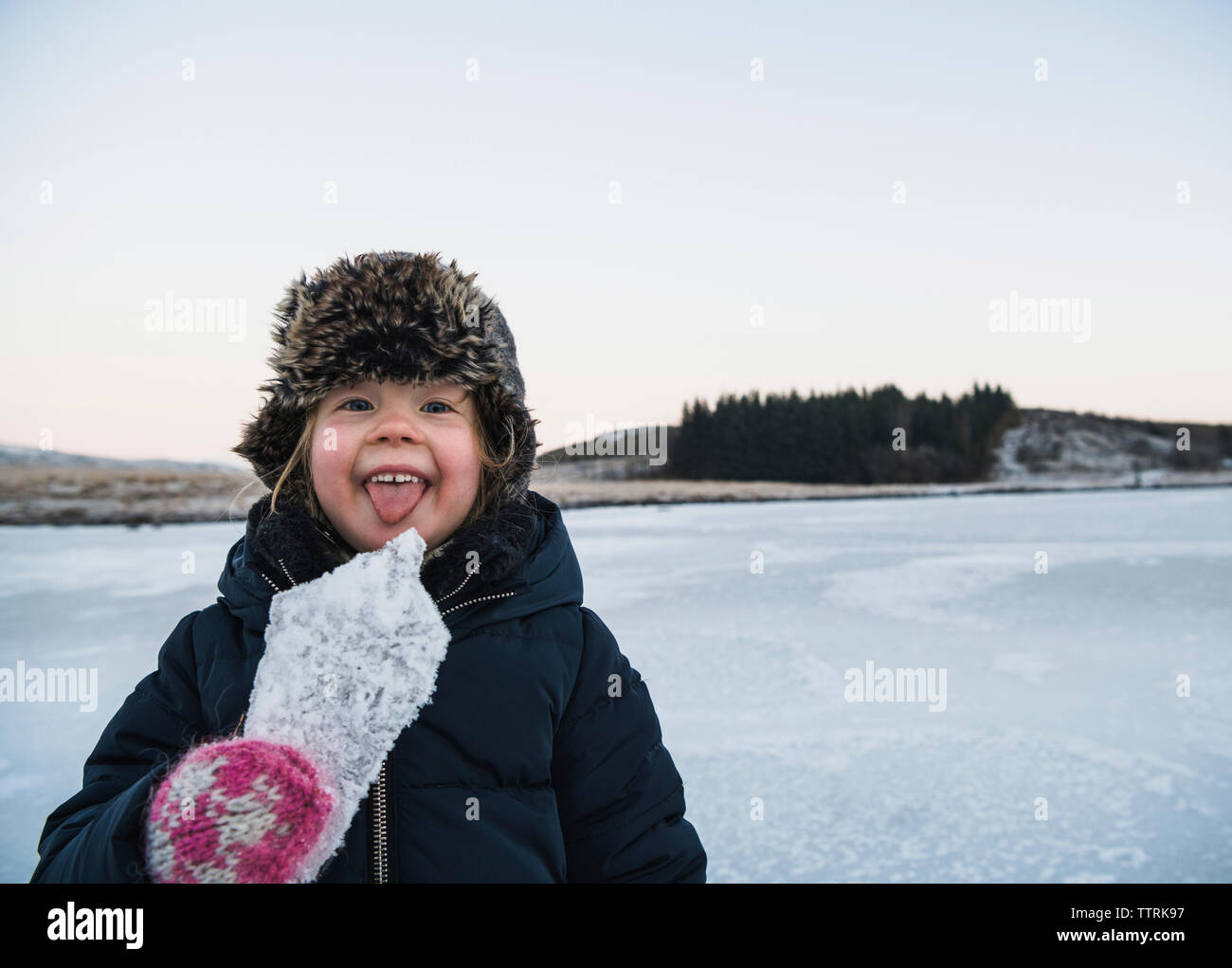 Ritratto di ragazza giocoso spuntavano lingua trattenendo il ghiaccio Foto Stock