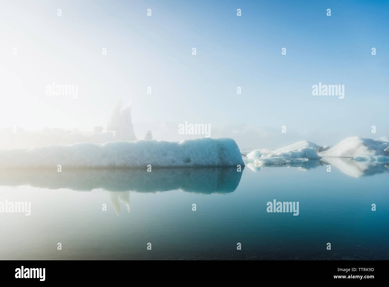 Visione idilliaca di iceberg in mare contro il cielo durante la nebbia meteo Foto Stock