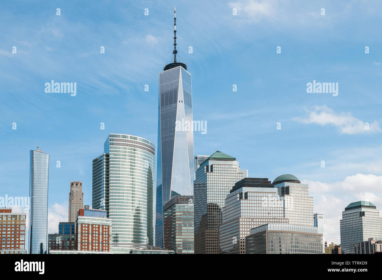 One World Trade Center da edifici contro il cielo in città Foto Stock