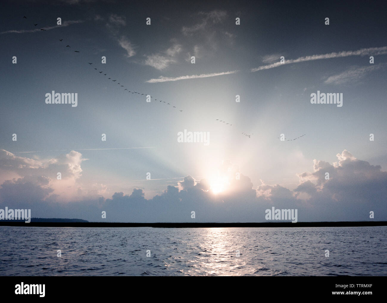 Vista panoramica del mare contro il cielo durante il tramonto Foto Stock