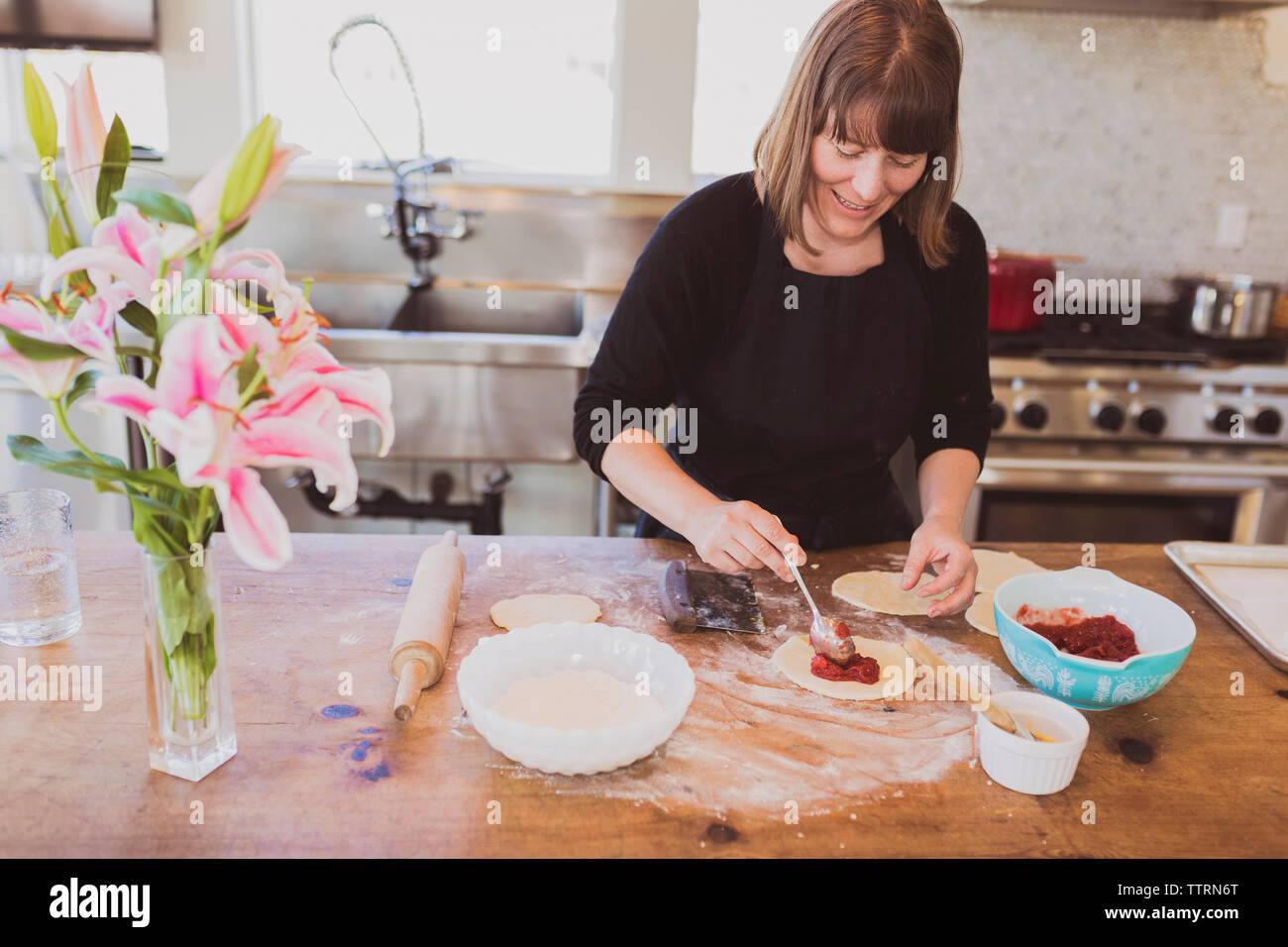 Donna che fa il cibo a casa Foto Stock