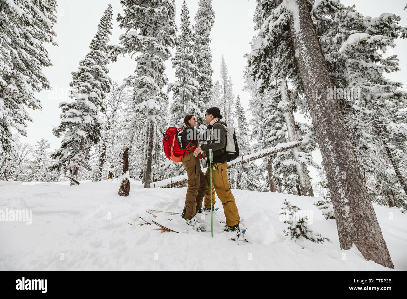 Coppia giovane diventa accogliente per qualche amore durante un avventura di sci Foto Stock