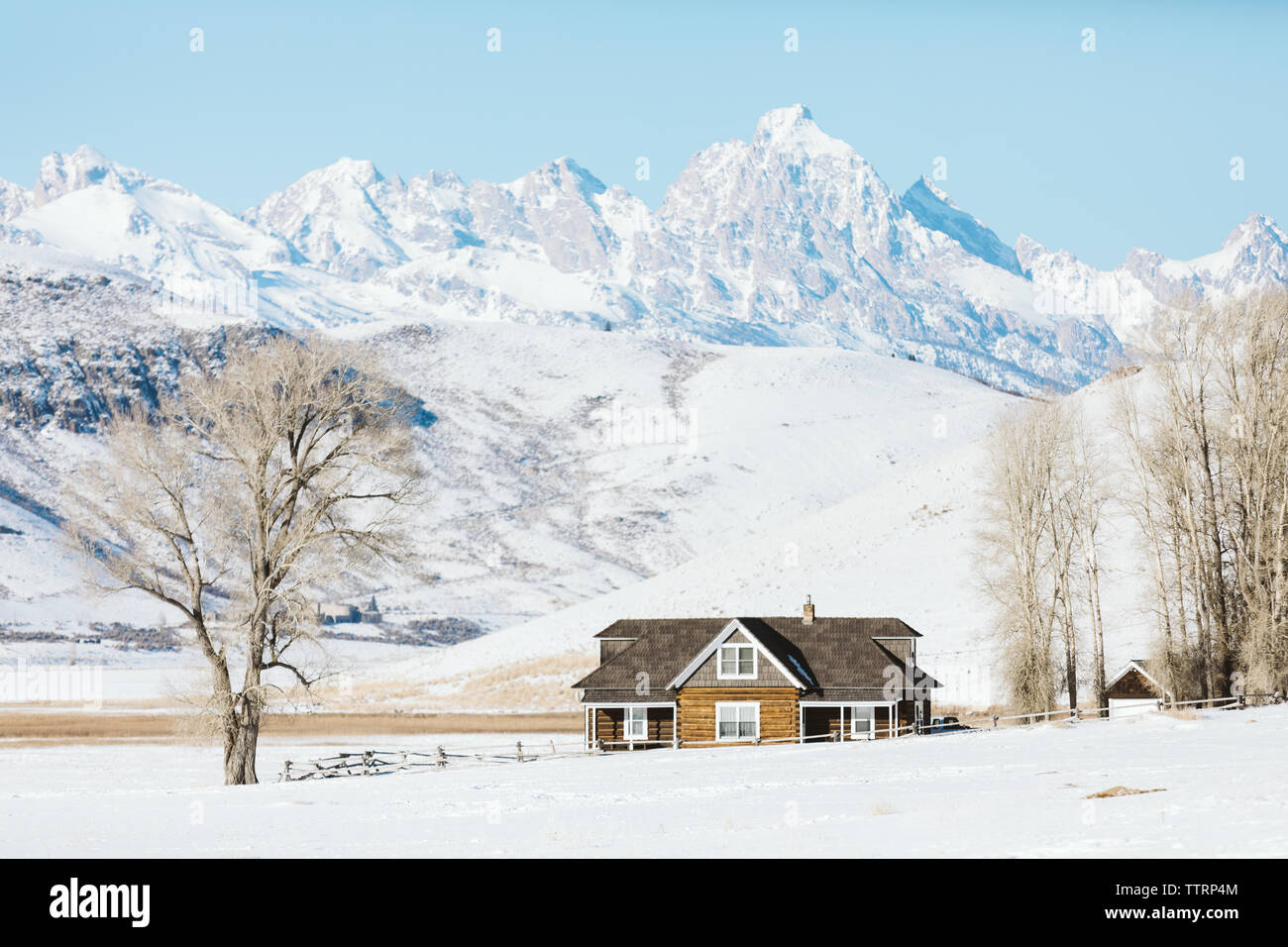 Cabina in inverno in una giornata di sole con vista montagna Foto Stock