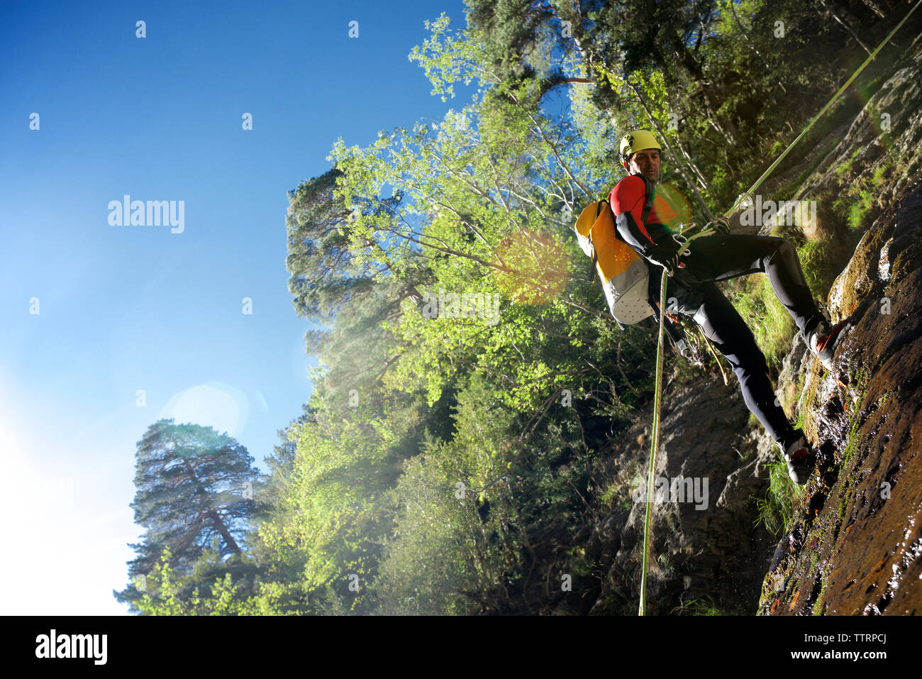 Basso angolo di visione di un escursionista arrampicati sulle montagne Foto Stock