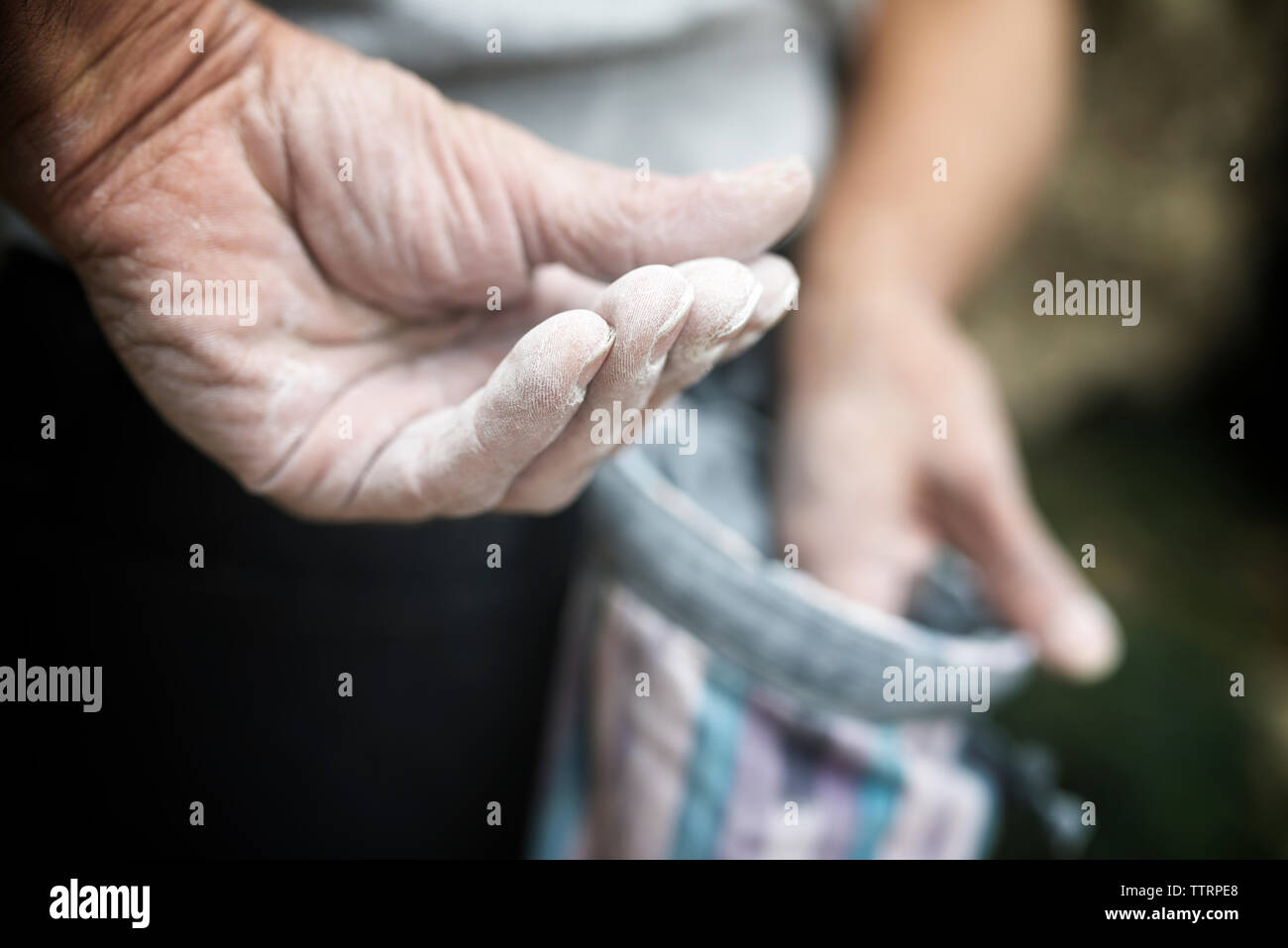 Mani tagliate di un escursionista l'applicazione di polvere di magnesio Foto Stock