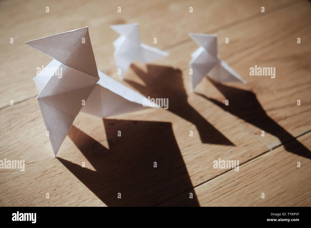 Angolo di alta vista di uccello origami sul tavolo di legno Foto Stock