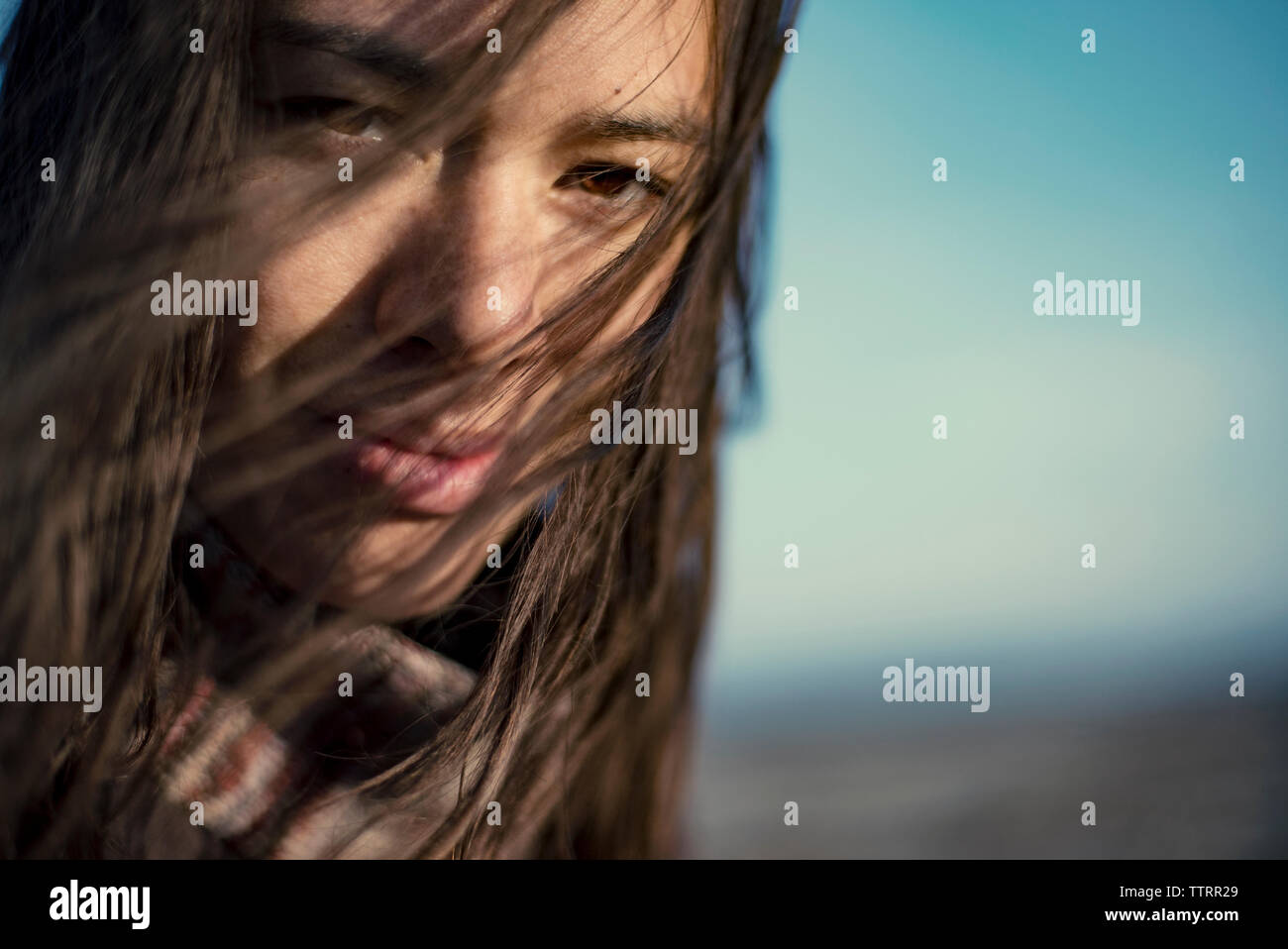 Close-up ritratto di giovane donna con capelli tousled Foto Stock