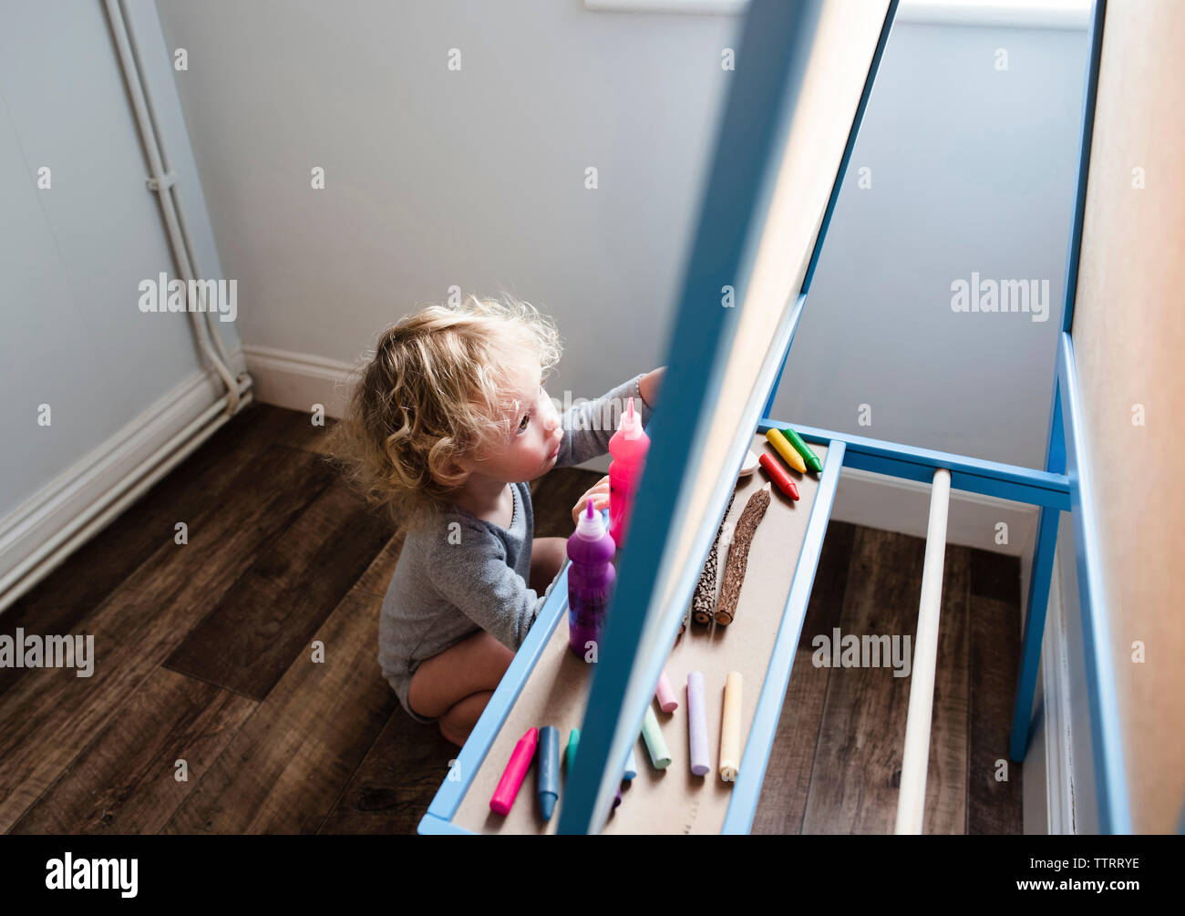 Angolo di Alta Vista della ragazza dipinto su lavagna a casa Foto Stock