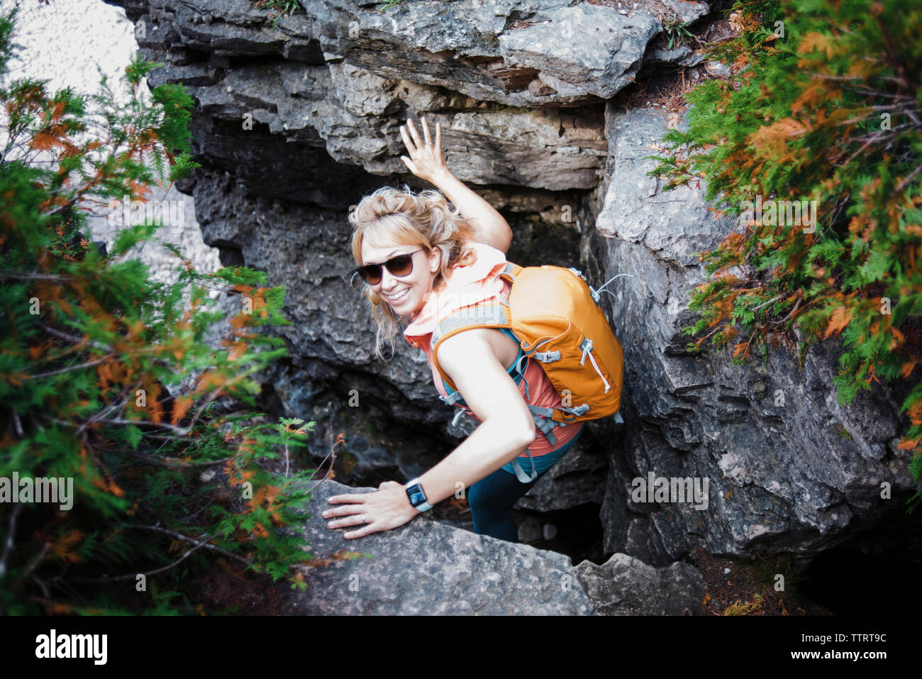 Angolo alto ritratto femminile di escursionista con zaino in mezzo a rocce di Bruce penisola parco nazionale Foto Stock