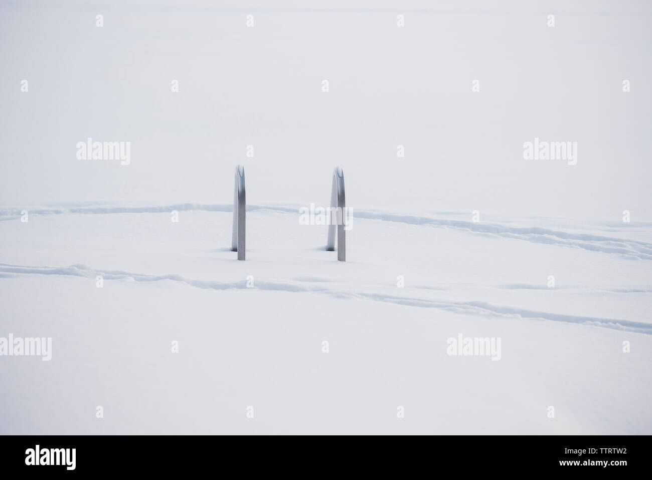 Elevato angolo di visione della scala ricoperta di neve Foto Stock