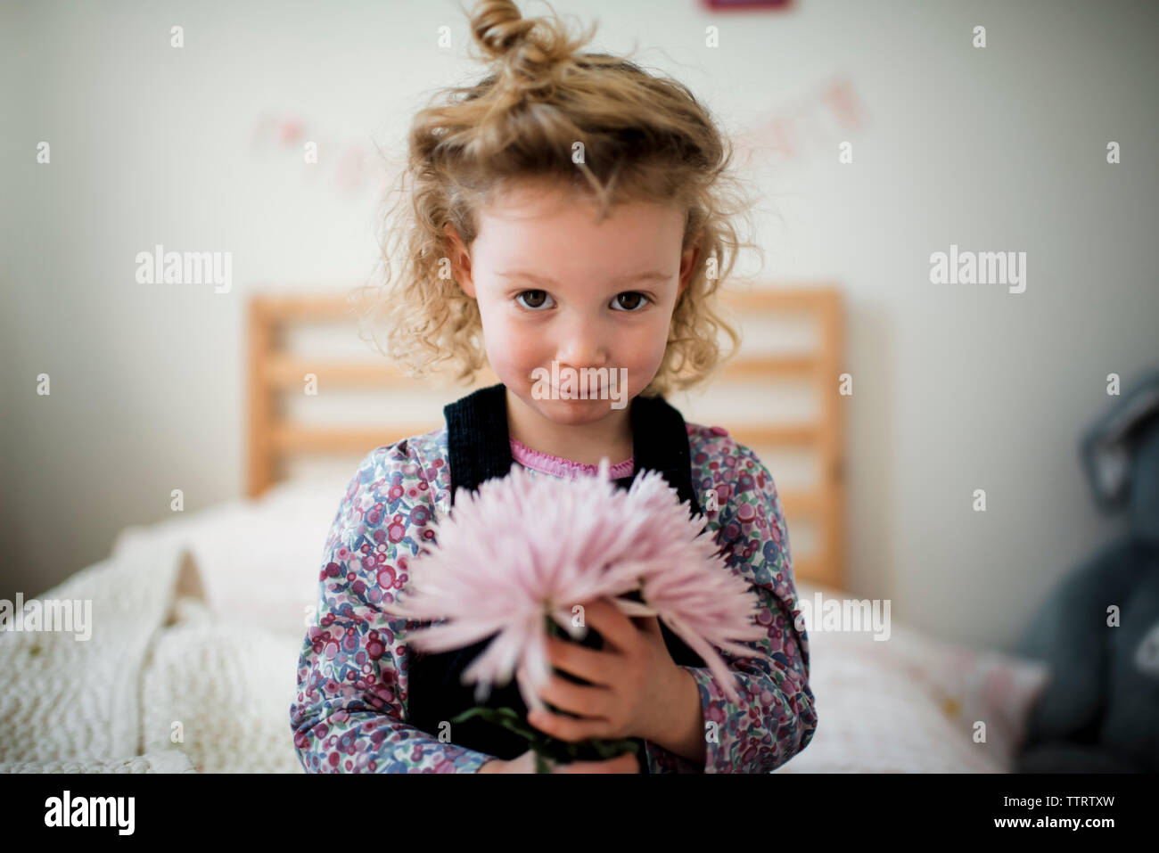 Ritratto di ragazza carina con le gerbere in camera da letto Foto Stock