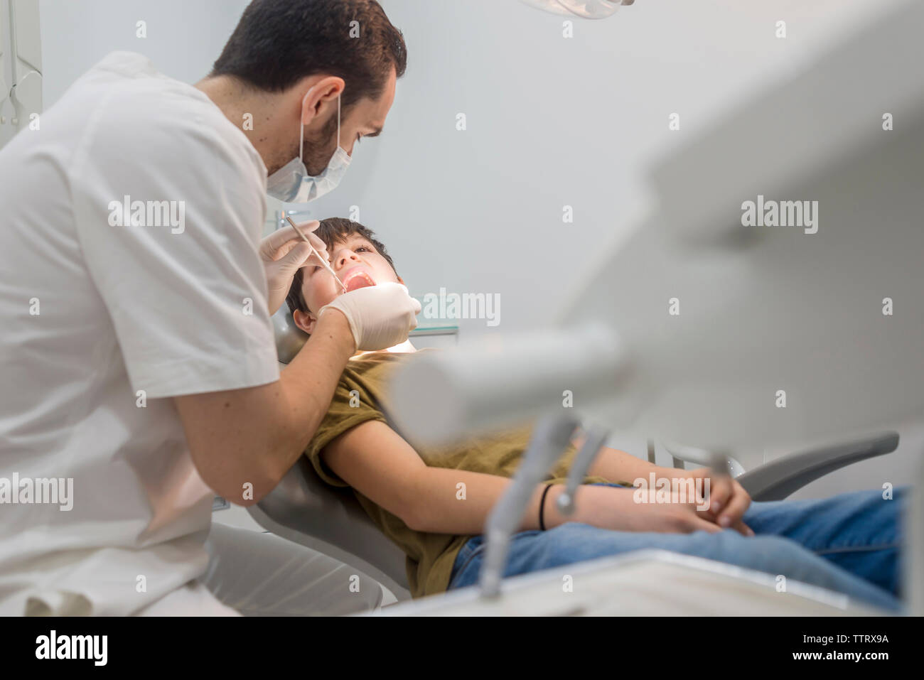 Dentista esaminando denti del paziente in Clinica Medica Foto Stock