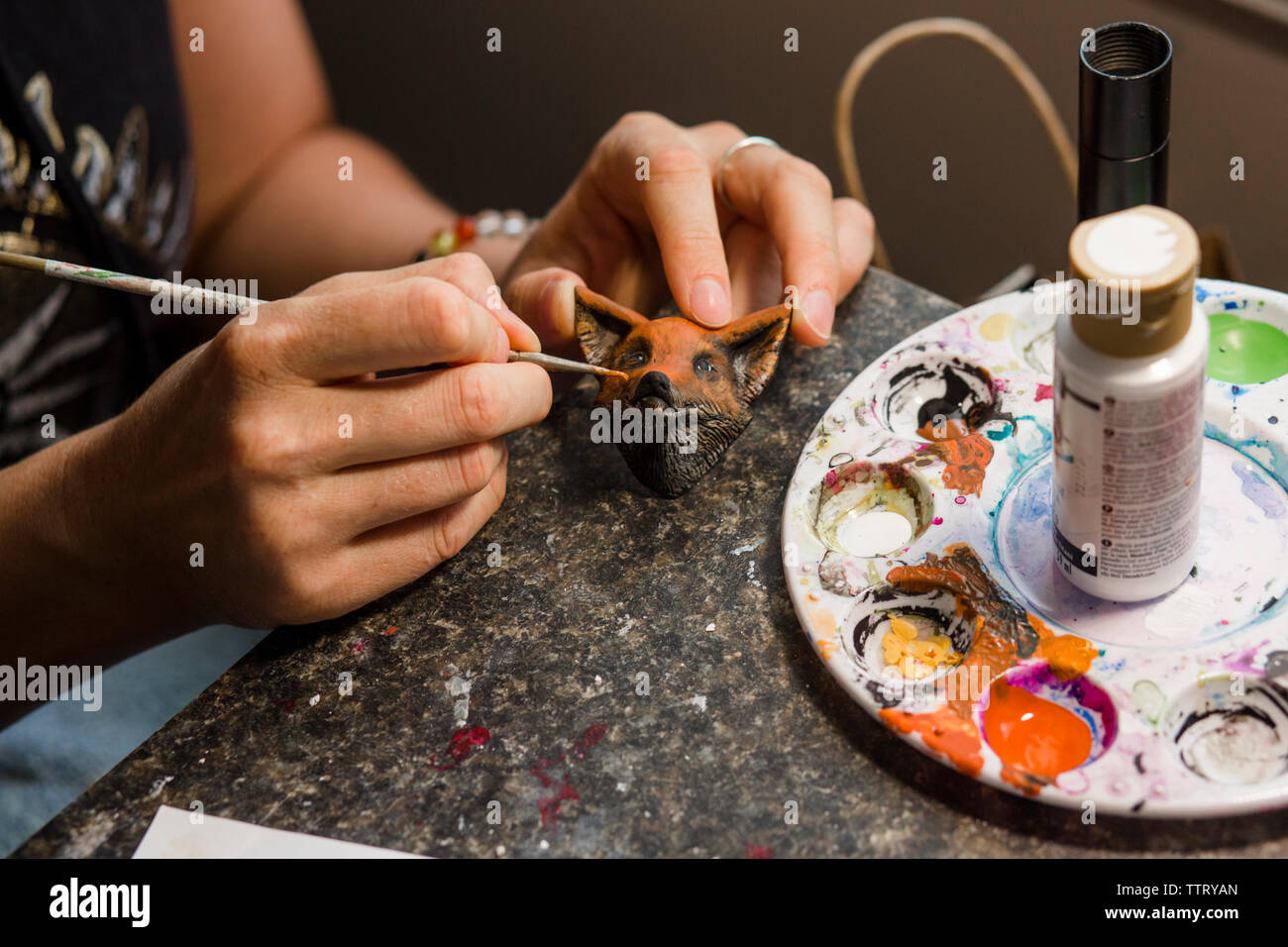 Sezione mediana della femmina colorazione dello scultore scultura sulla scrivania in officina Foto Stock