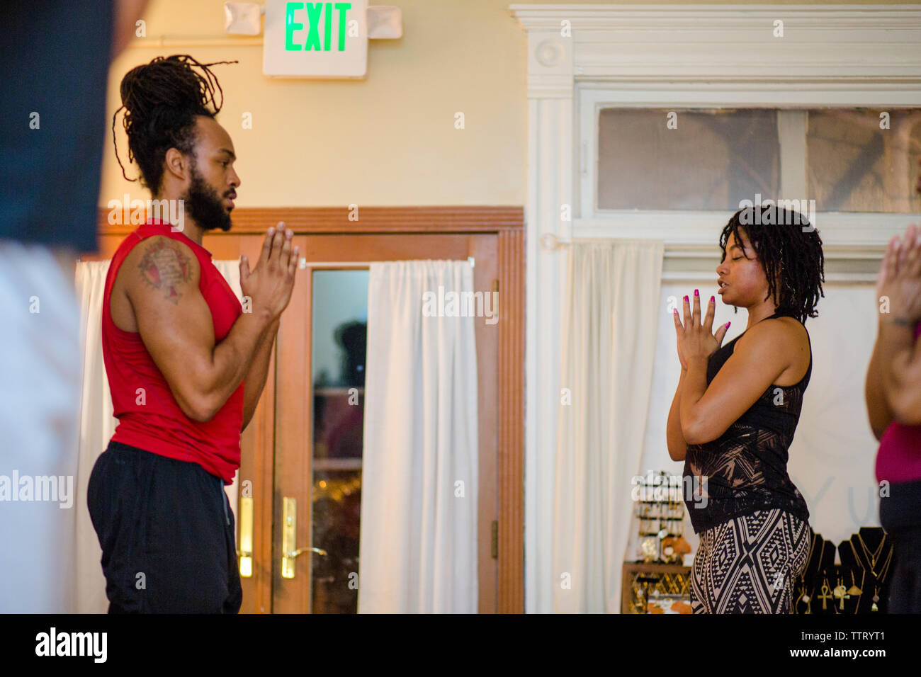 Una femmina di istruttore yoga conduce gli studenti in tecniche di rilassamento Foto Stock