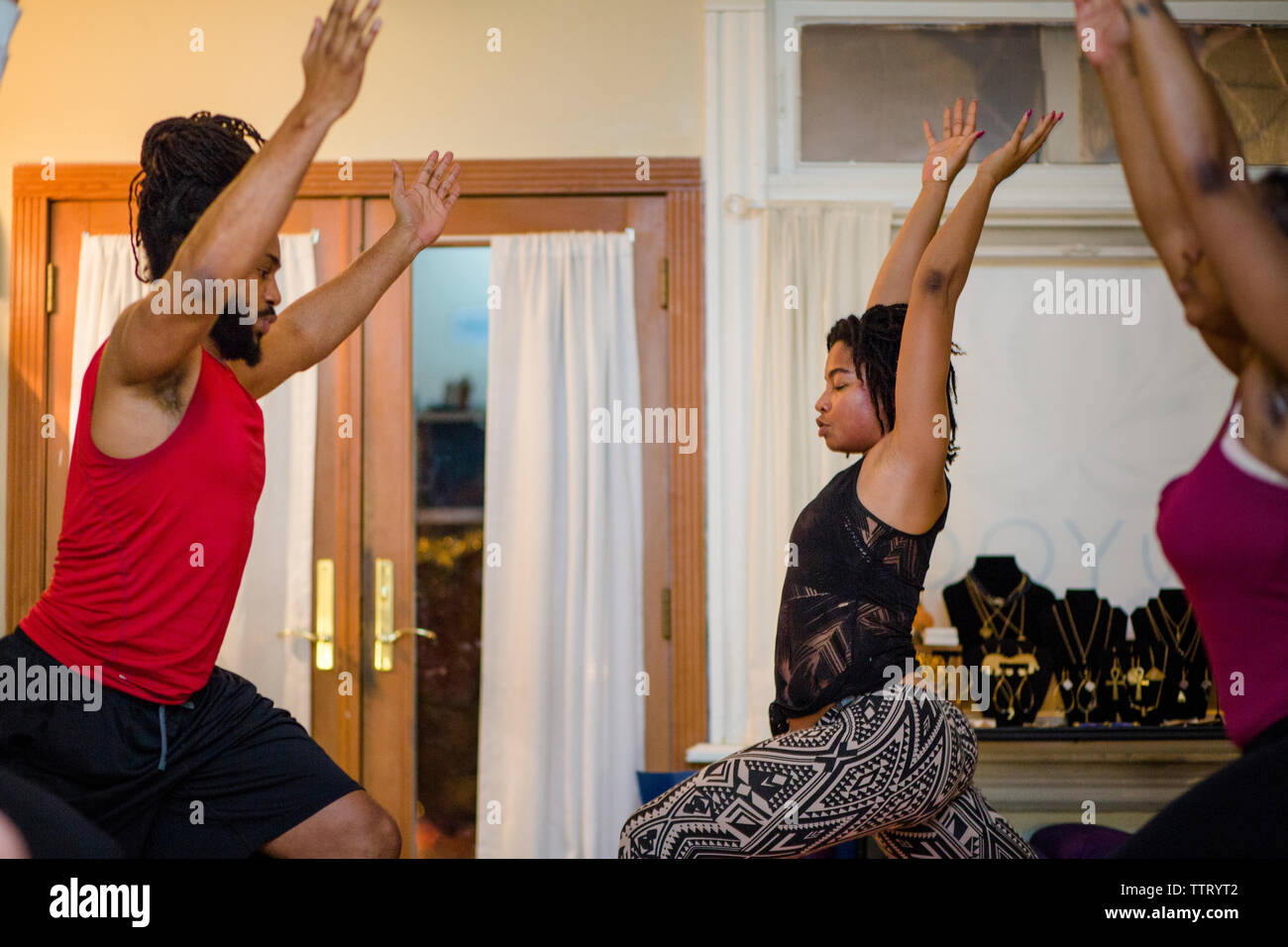 Una femmina di istruttore yoga conduce gli studenti in tecniche di rilassamento Foto Stock
