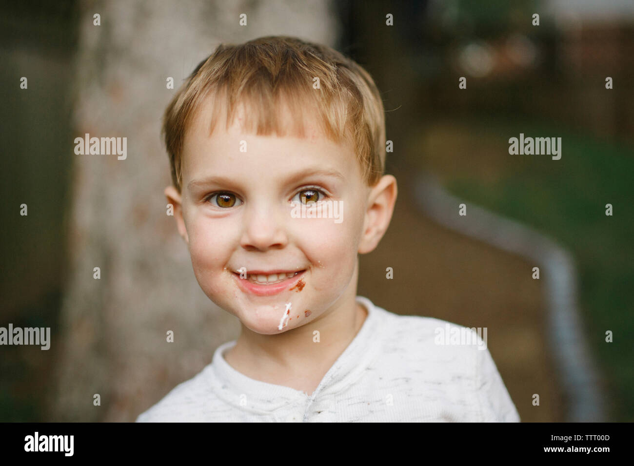 Ritratto di un simpatico ragazzino con una faccia sporchi Foto Stock