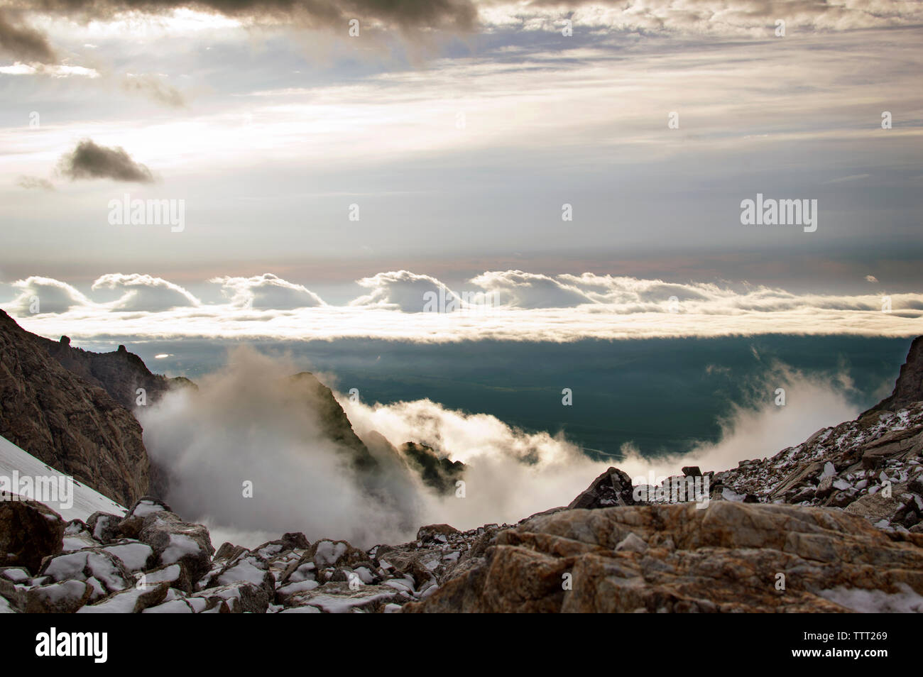 Vista panoramica delle montagne coperte di nuvole Foto Stock