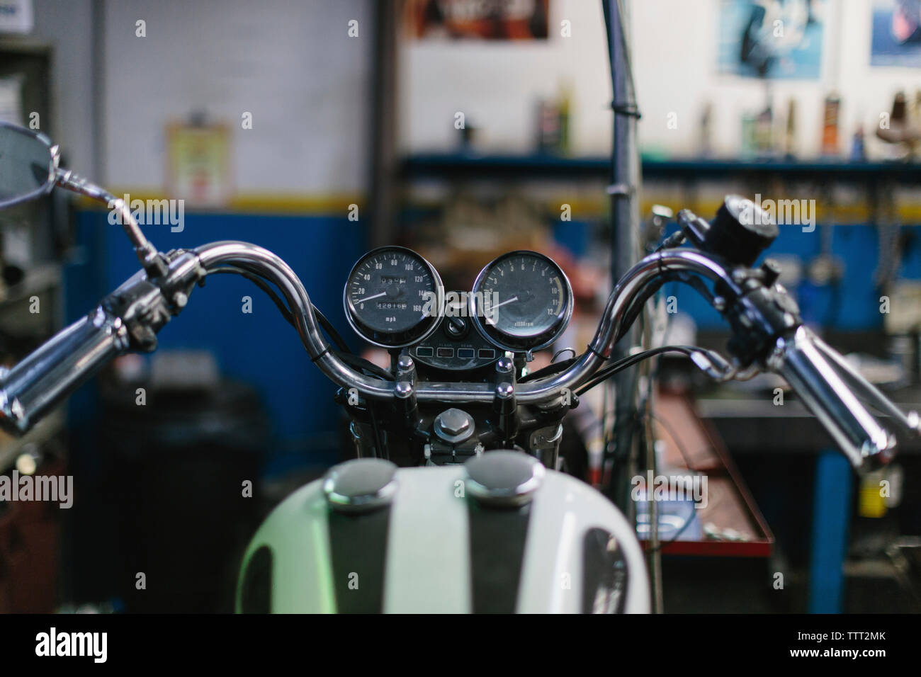 Angolo di Alta Vista del motociclo in negozio di riparazioni auto Foto Stock