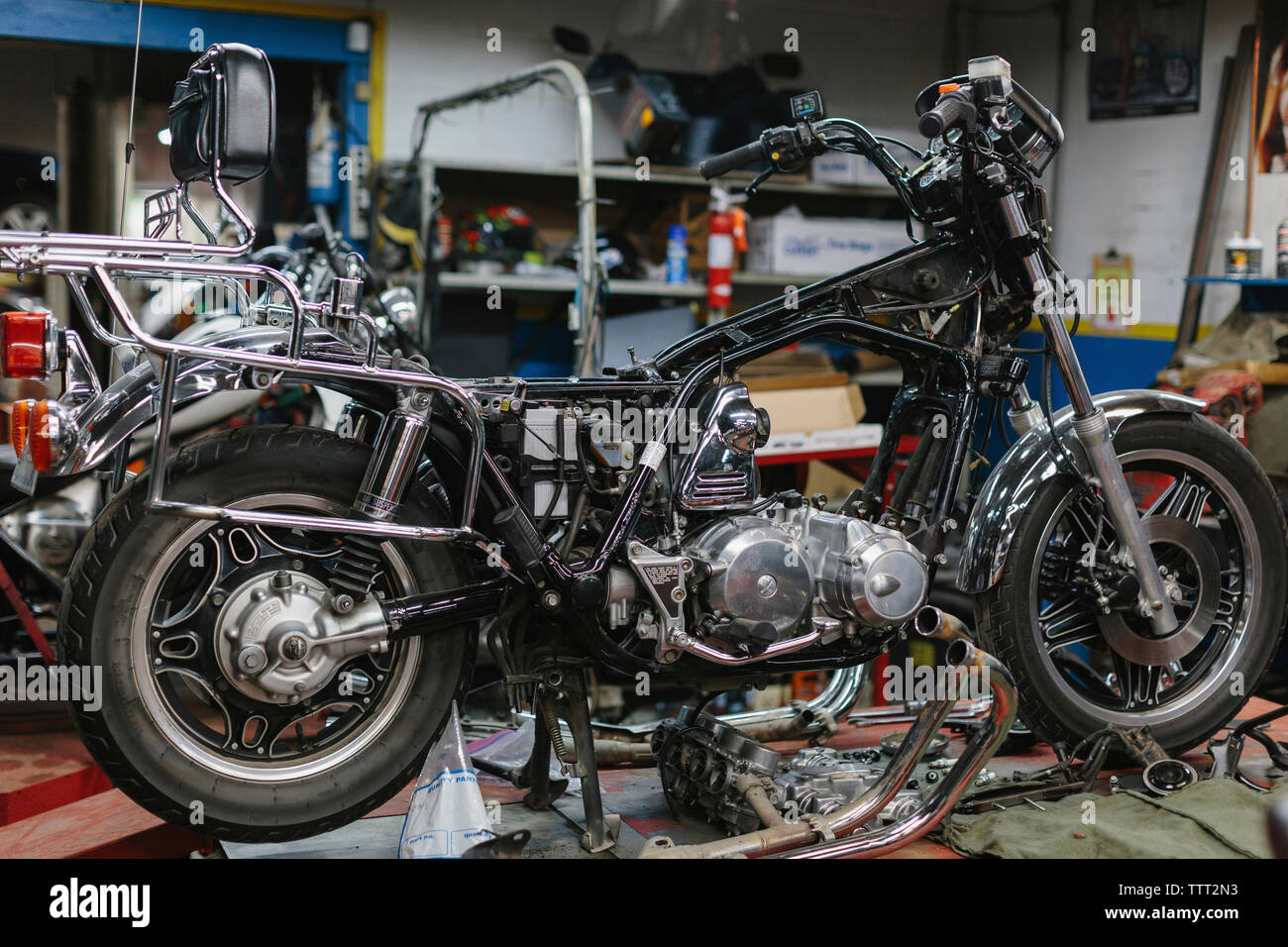 Close-up di vecchia moto nel negozio di riparazioni auto Foto Stock