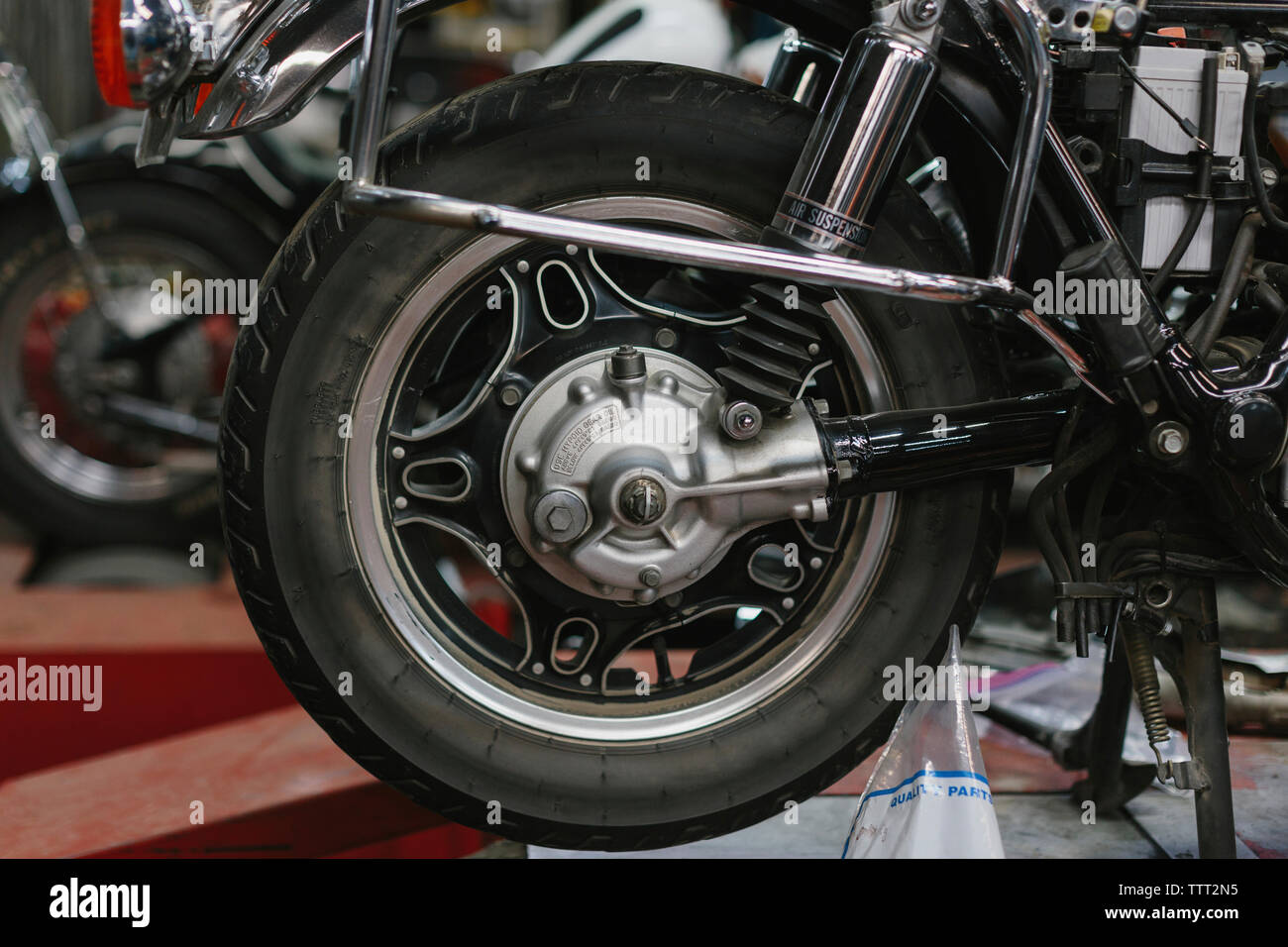 Close-up di motocicletta pneumatico in negozio di riparazioni auto Foto Stock