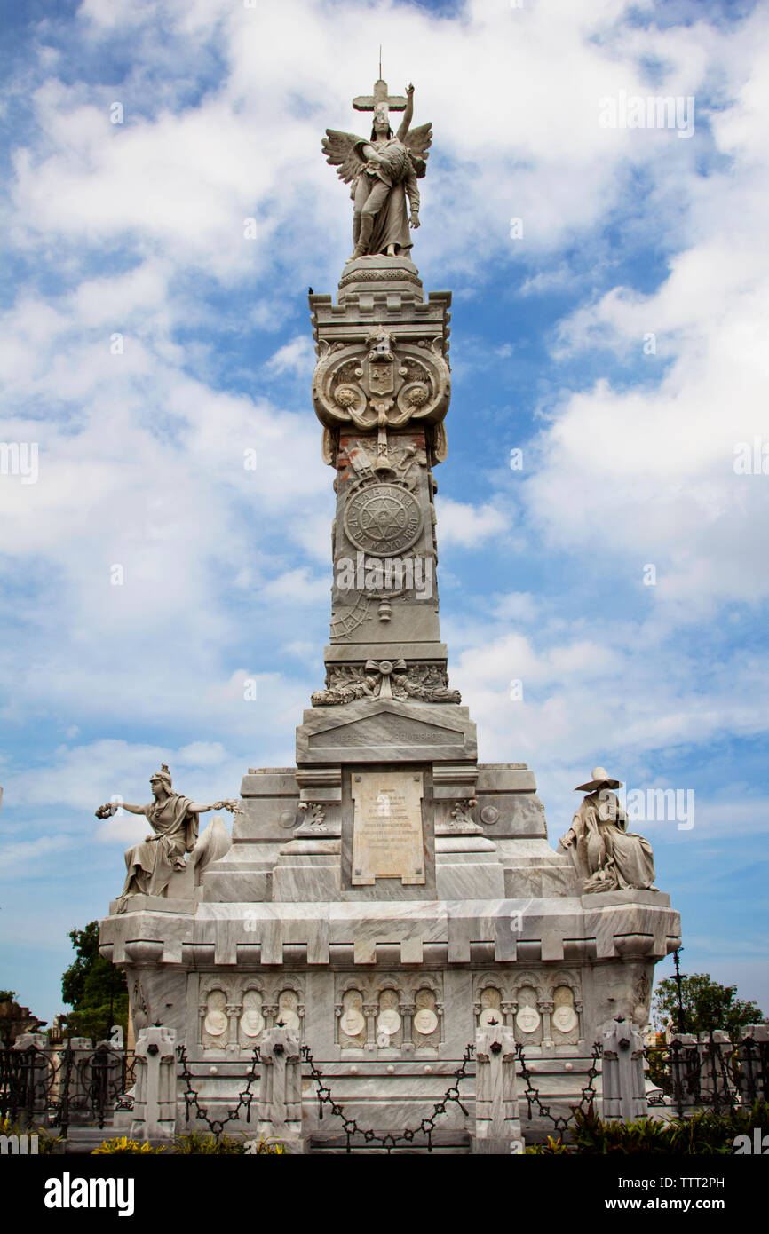 Basso angolo di vista storica colonna contro il cielo nuvoloso Foto Stock