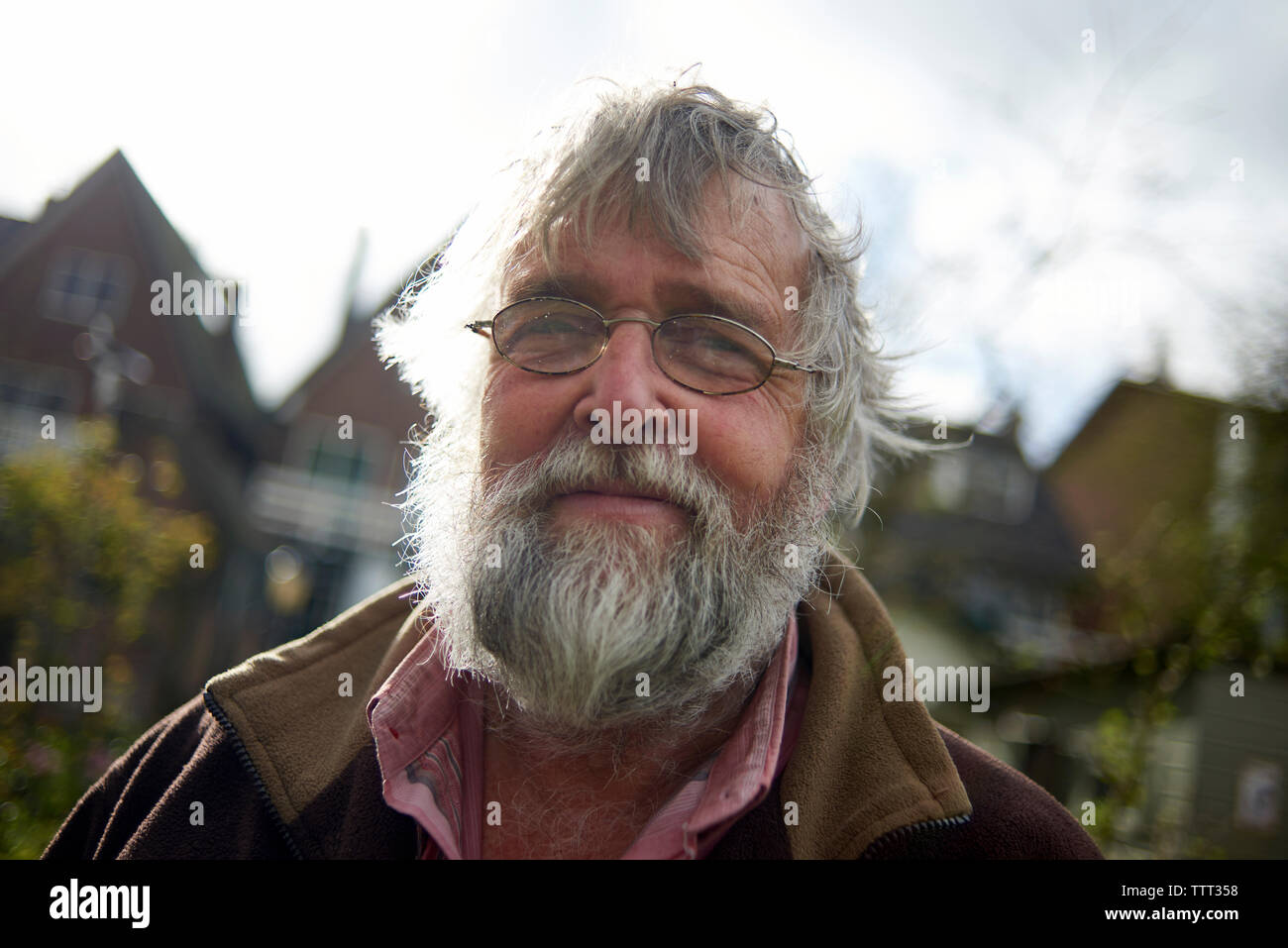 Ritratto di senior uomo che indossa occhiali a backyard Foto Stock