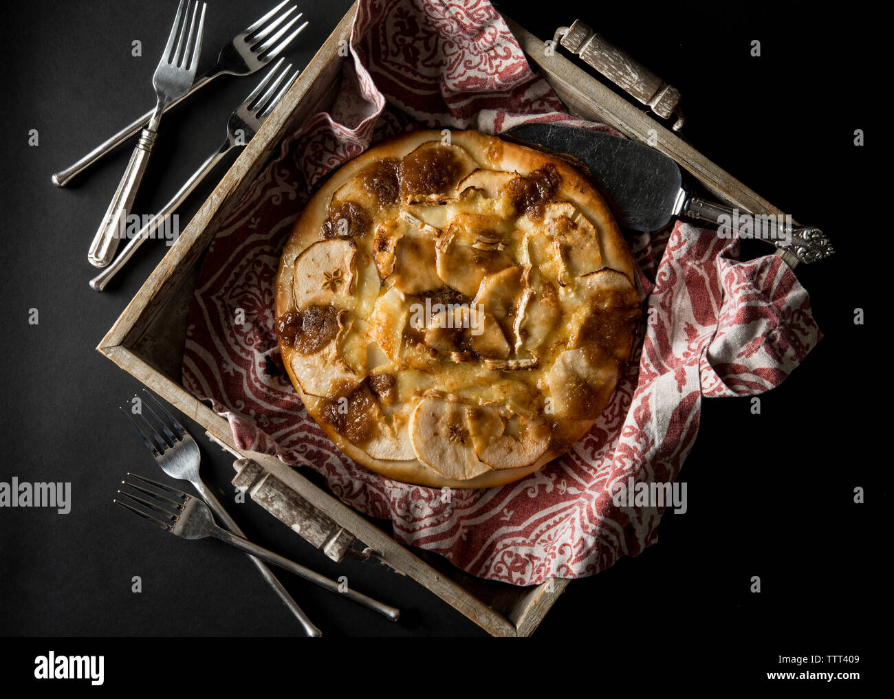 Sovraccarico di mela caramellate pizza nel vassoio Foto Stock