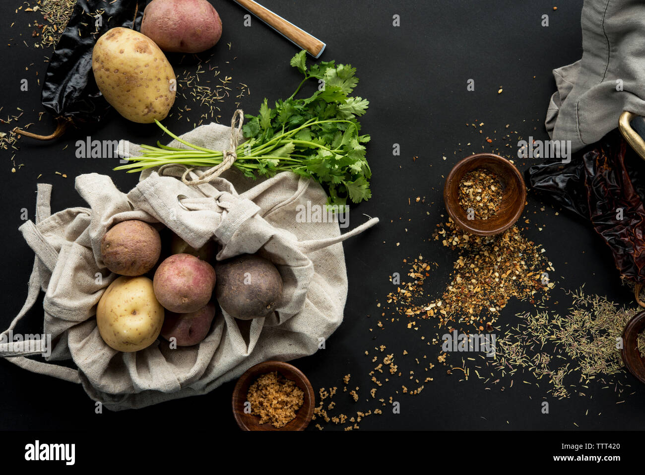 Vista aerea di patate con il coriandolo e spezie Foto Stock