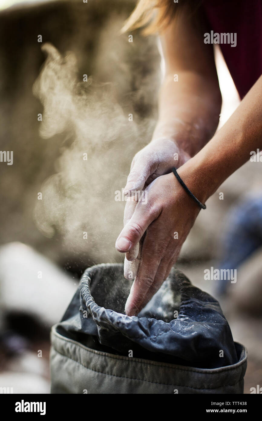 Immagine ritagliata della donna lo sfarinamento delle mani Foto Stock