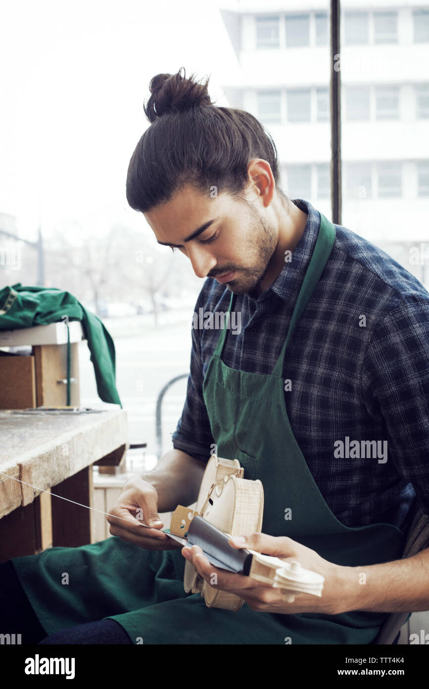 Strumento maker a lavorare nella bottega Foto Stock