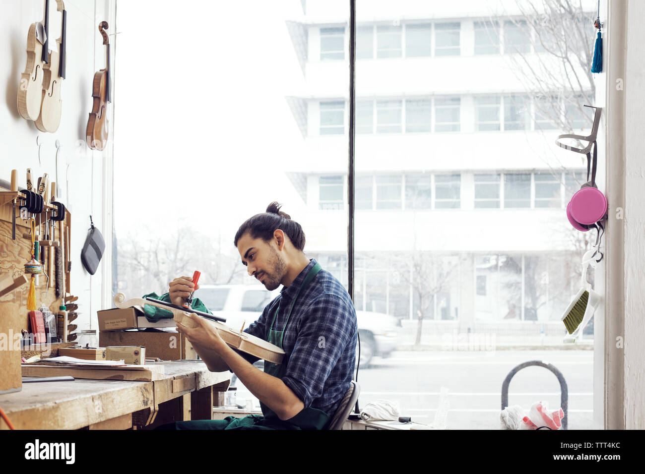 L'uomo facendo violino in officina Foto Stock
