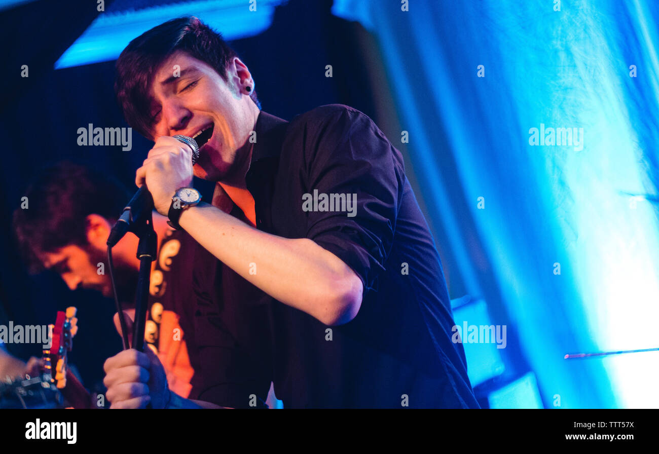 Uomo cantano mentre un collega a suonare la chitarra in discoteca Foto Stock