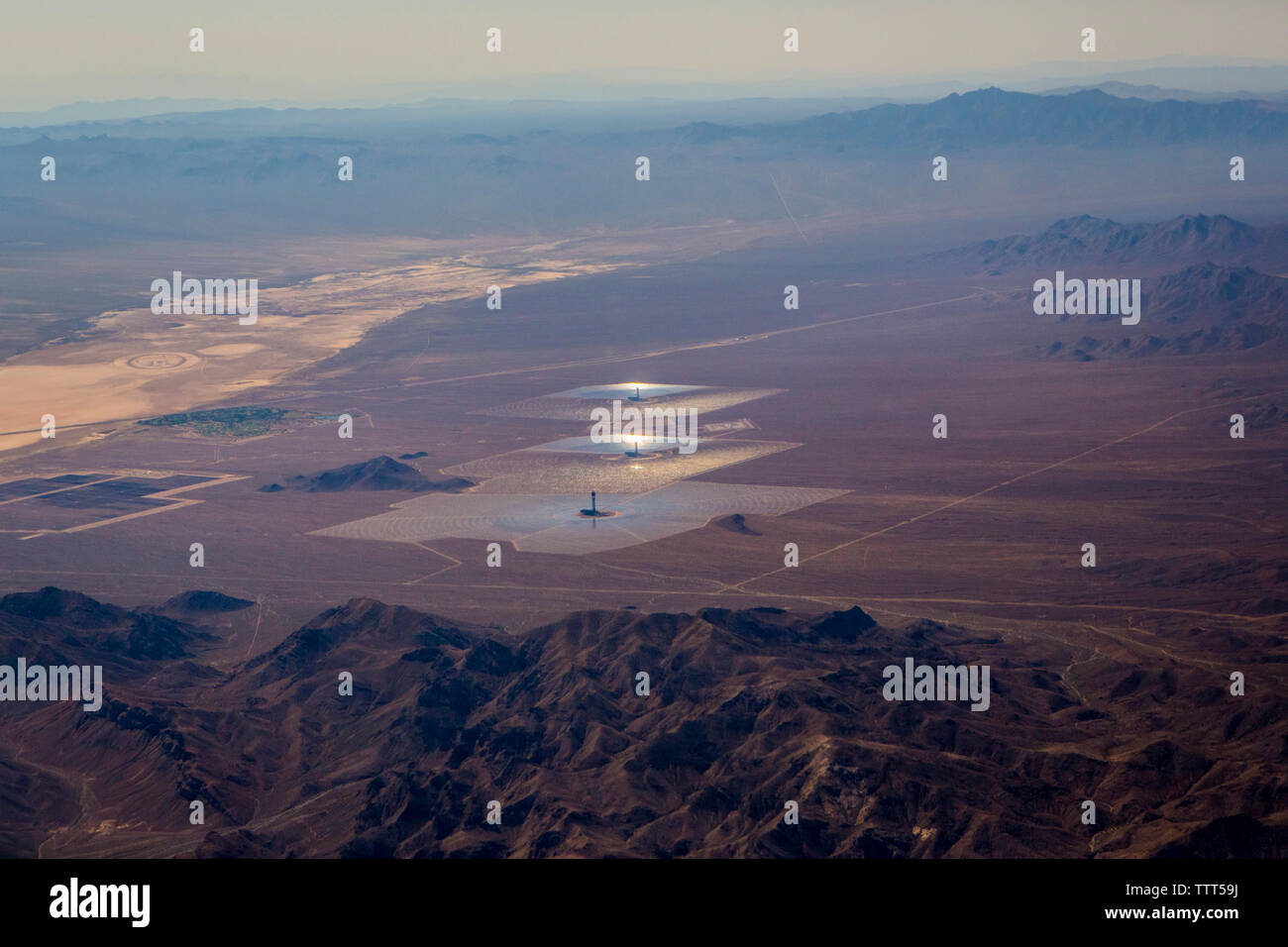 Angolo di Alta Vista del centro di irrigazione a perno al desert contro sky Foto Stock