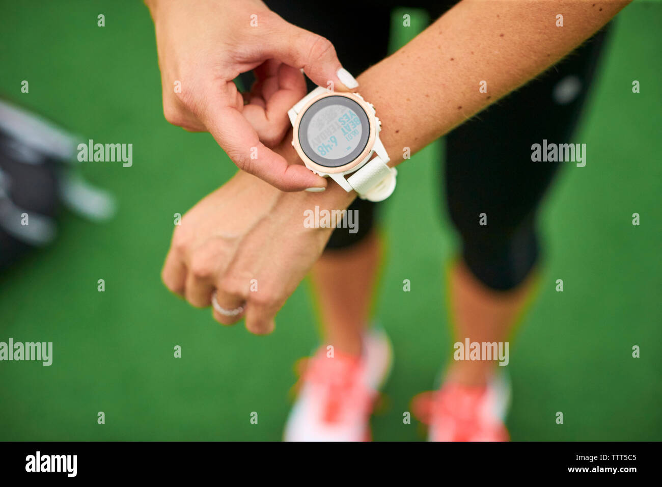 In prossimità di una donna controllando il suo orologio fitness. Foto Stock