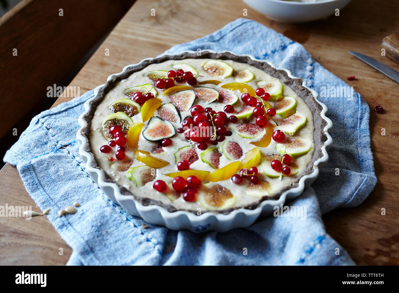 Angolo di alta vista di tart sul tessile a tavola Foto Stock