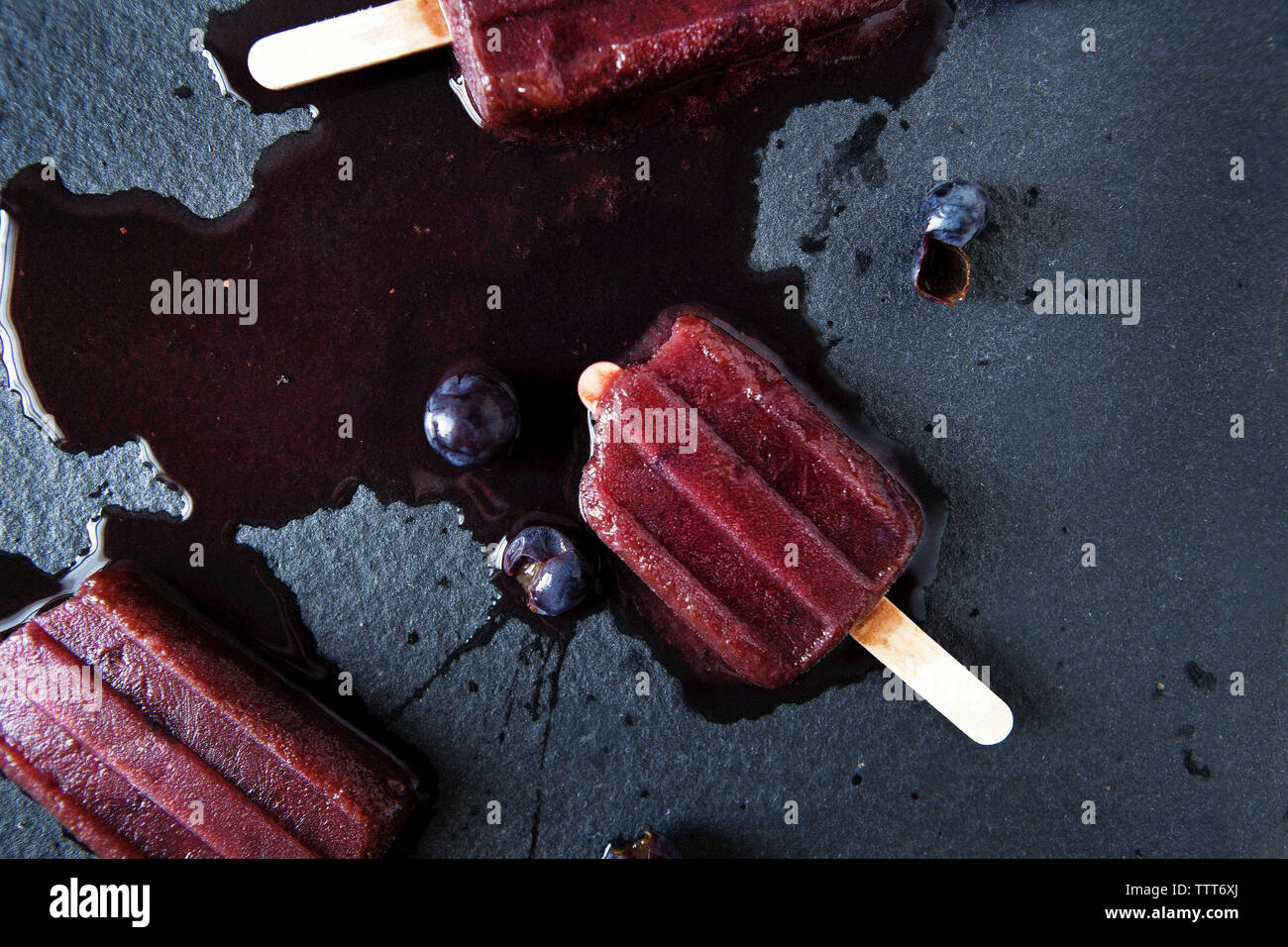 Close-up di mirtillo gelati sul vassoio di ardesia Foto Stock