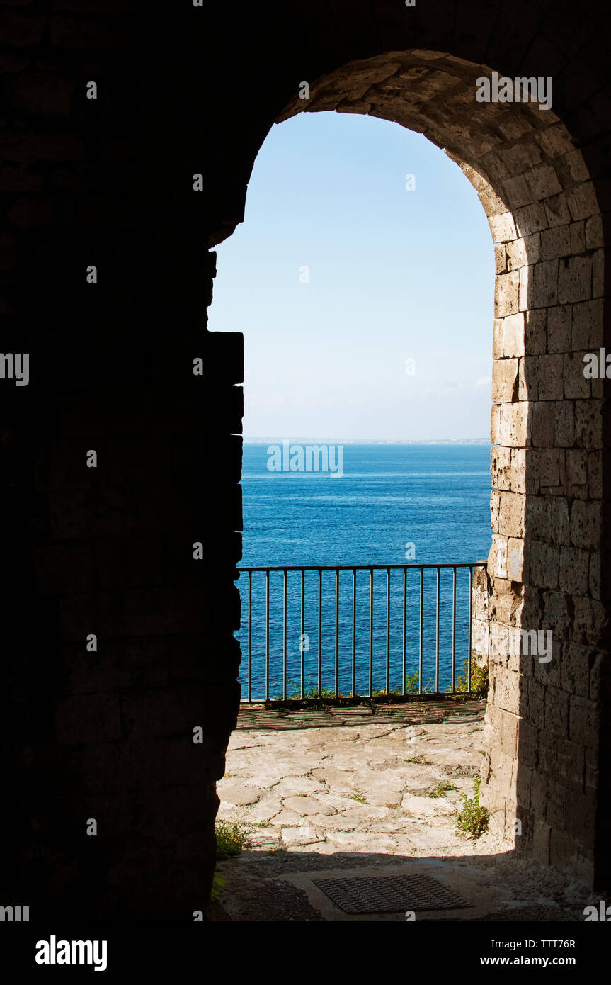 Vista panoramica del mare contro il cielo visto dalla parete ad arco Foto Stock