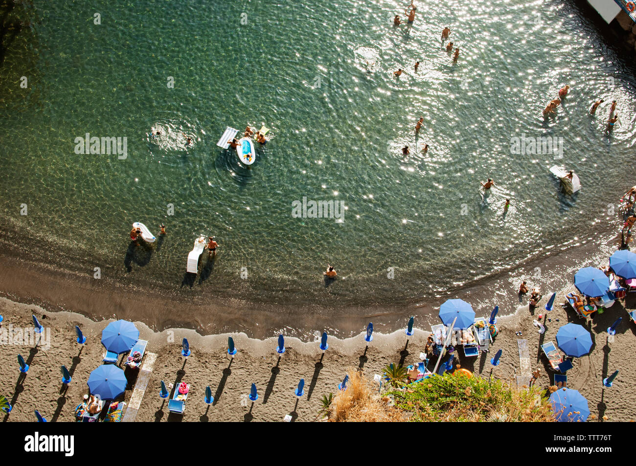 Vista aerea di persone di godere in mare Foto Stock