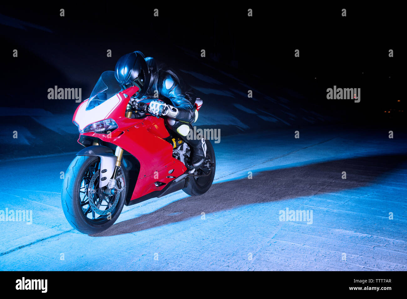 Biker rilassante sulla moto di notte Foto Stock