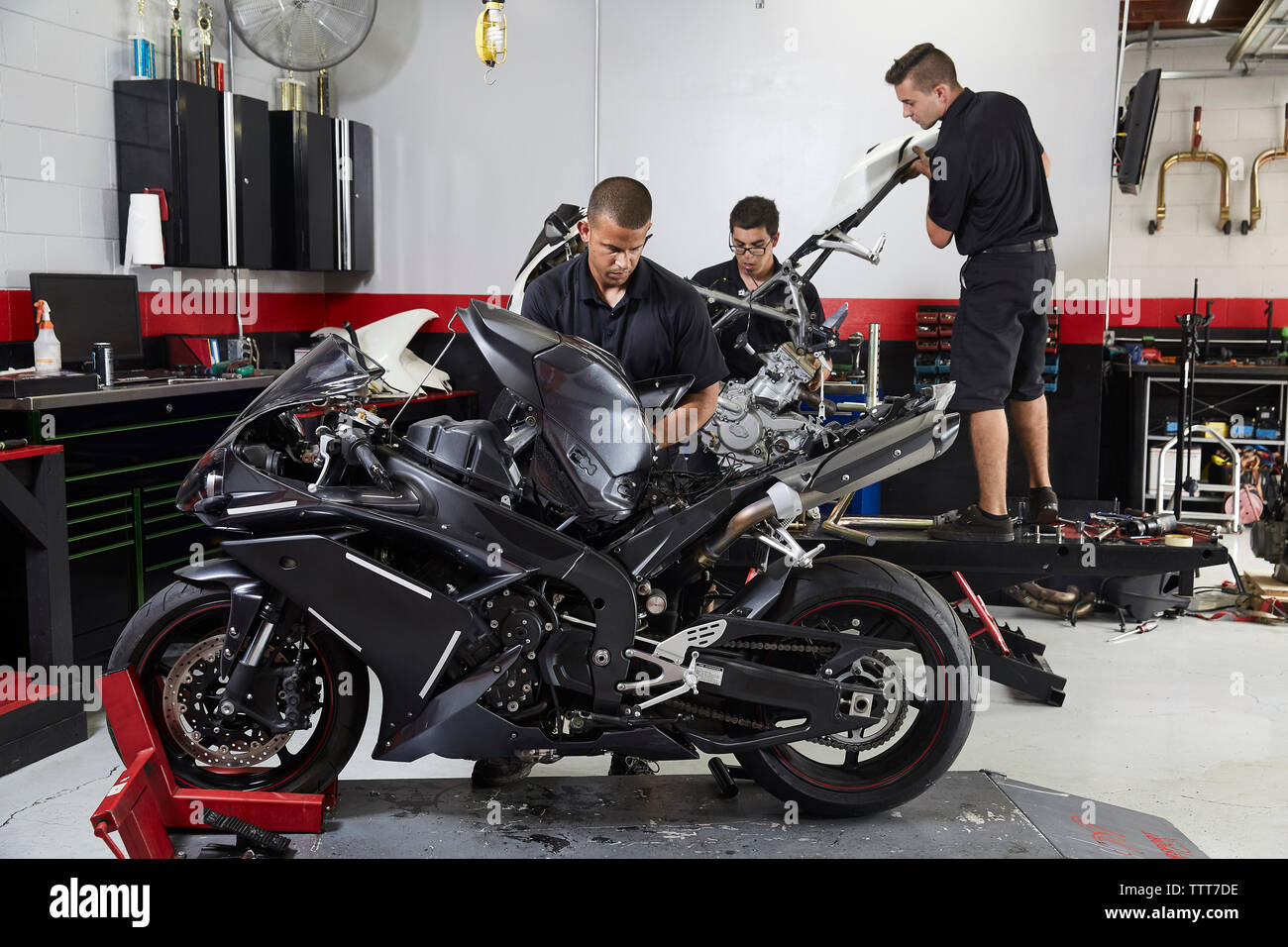 lavoratori che fabbricano motociclette in fabbrica Foto Stock