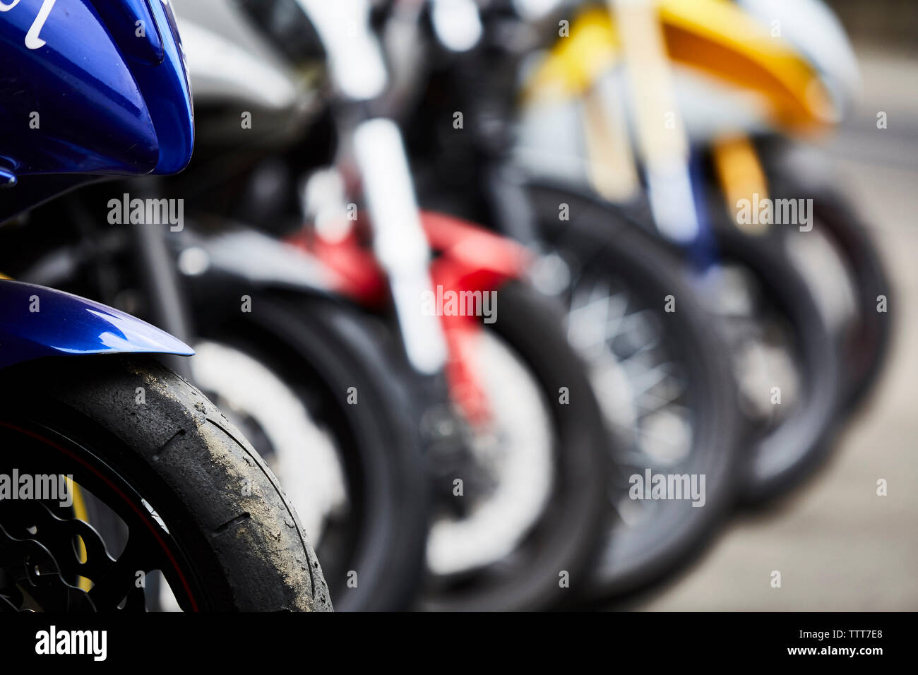 Moto parcheggiata su strada Foto Stock