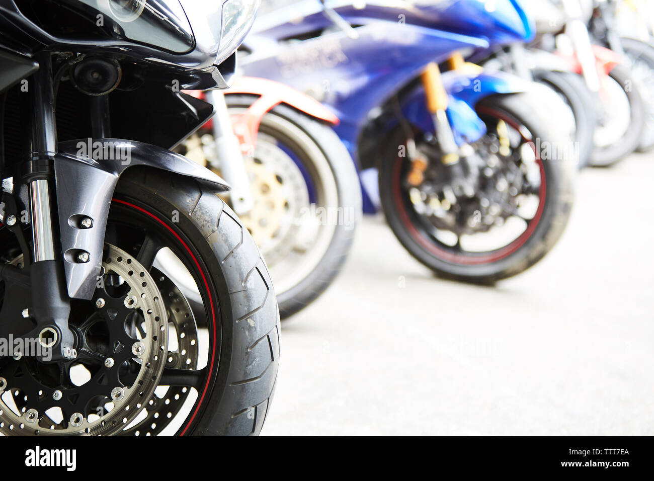 Moto parcheggiata su strada Foto Stock