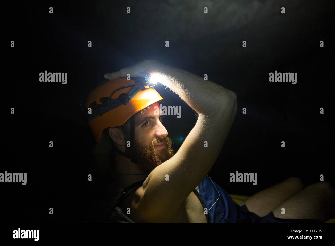 Un uomo su un fiume tubo in una grotta Foto Stock