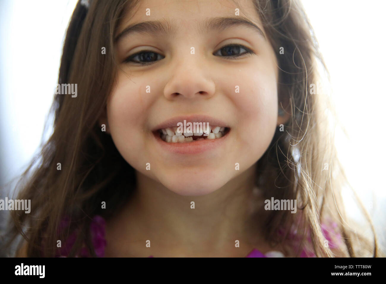 Close-up ritratto della ragazza con gap a dentata home Foto Stock