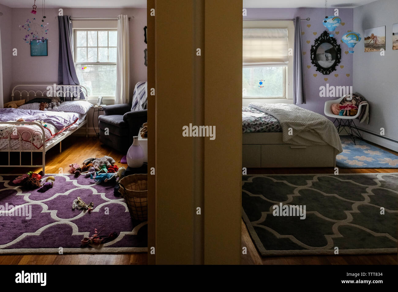 Vista delle camere da letto attraverso portali a casa Foto Stock