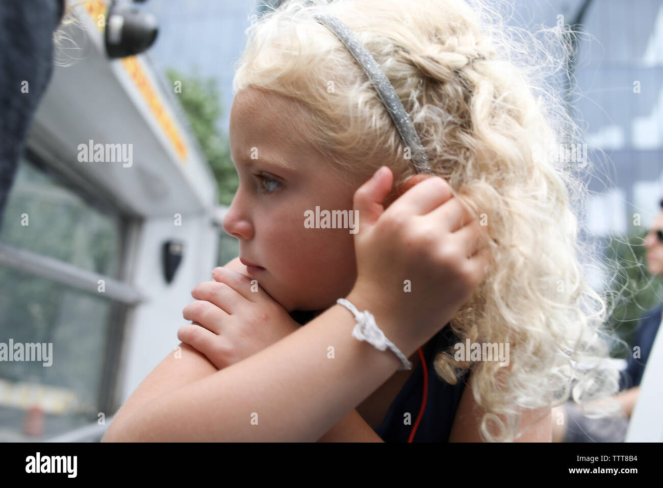 La ragazza che si affacciava su una finestra dall' autobus turistico Foto Stock