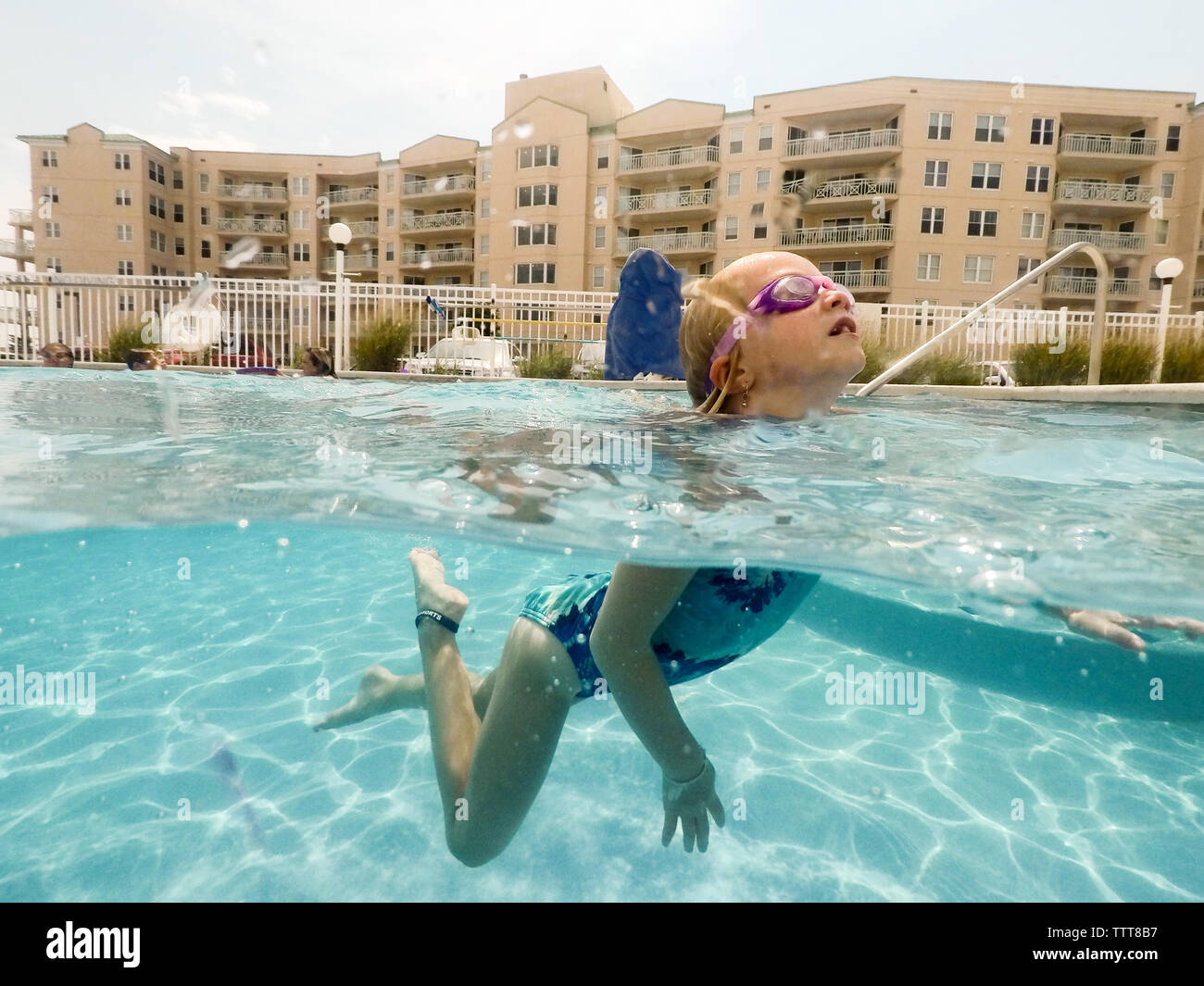 Ragazza nuotare in acqua con gli occhiali di protezione su Foto Stock