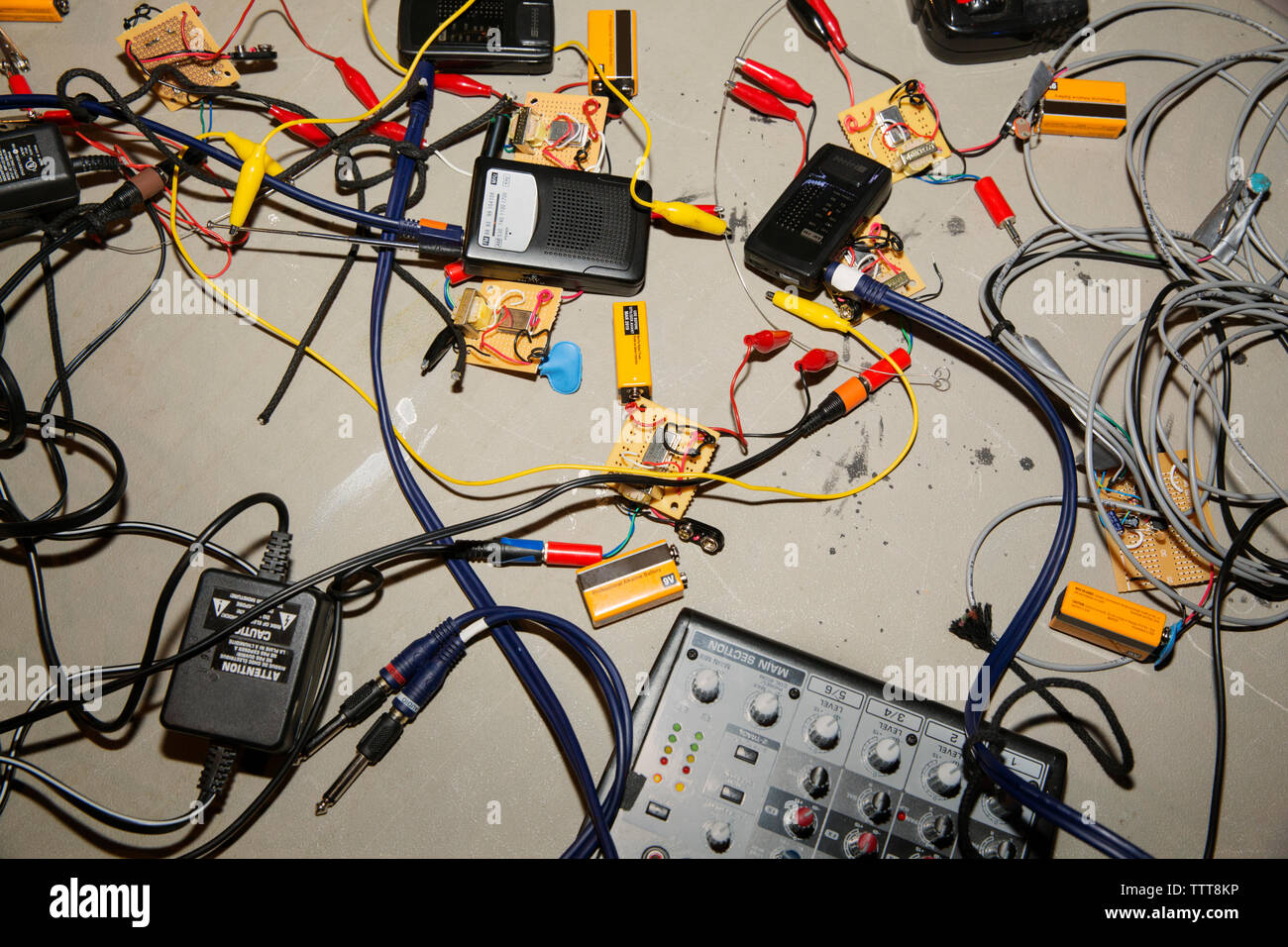 Vista aerea di apparecchiature elettriche sul pavimento Foto Stock