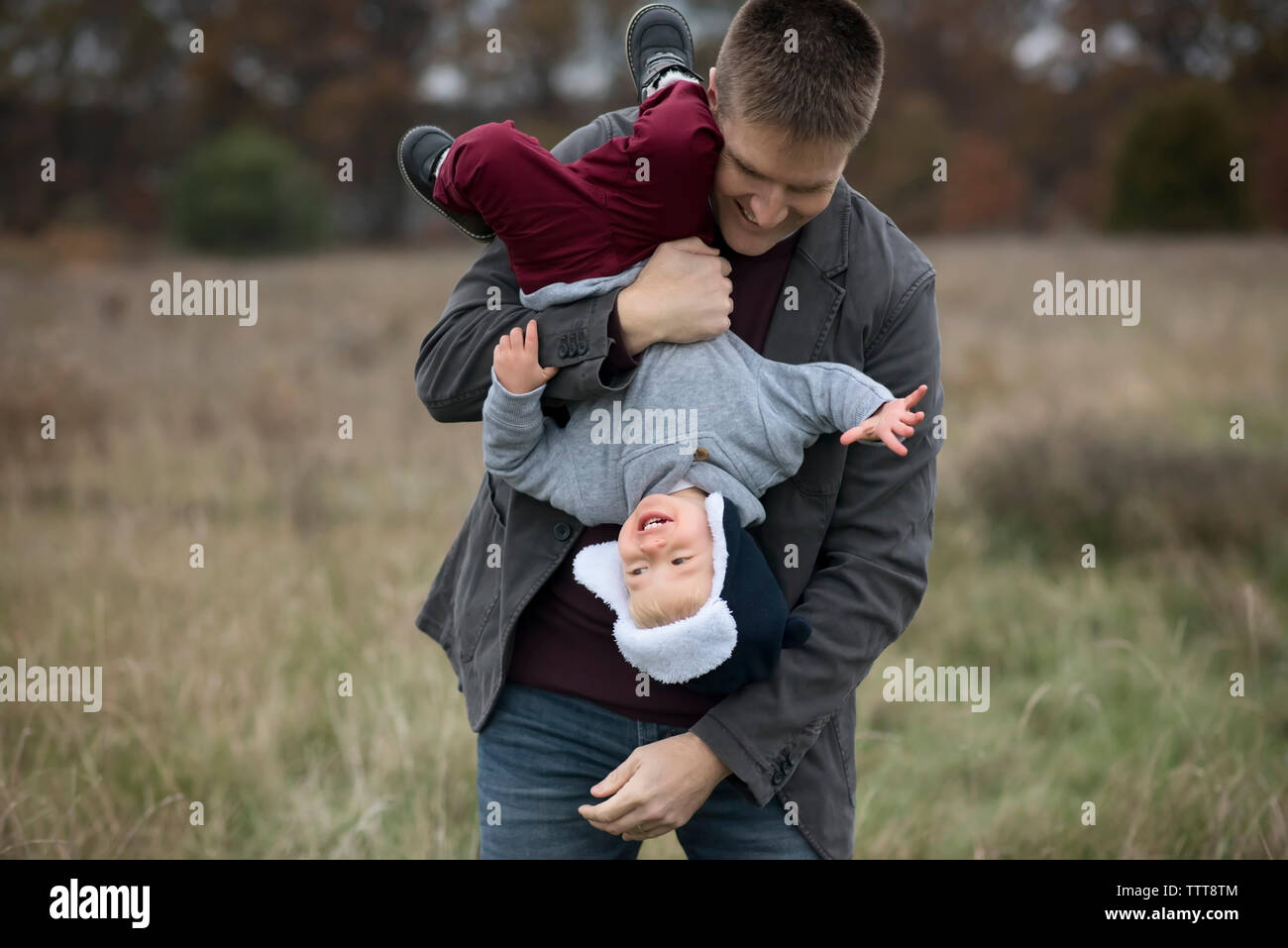 Immagine ritagliata di padre figlio tenendo la mano a livello di azienda Foto Stock