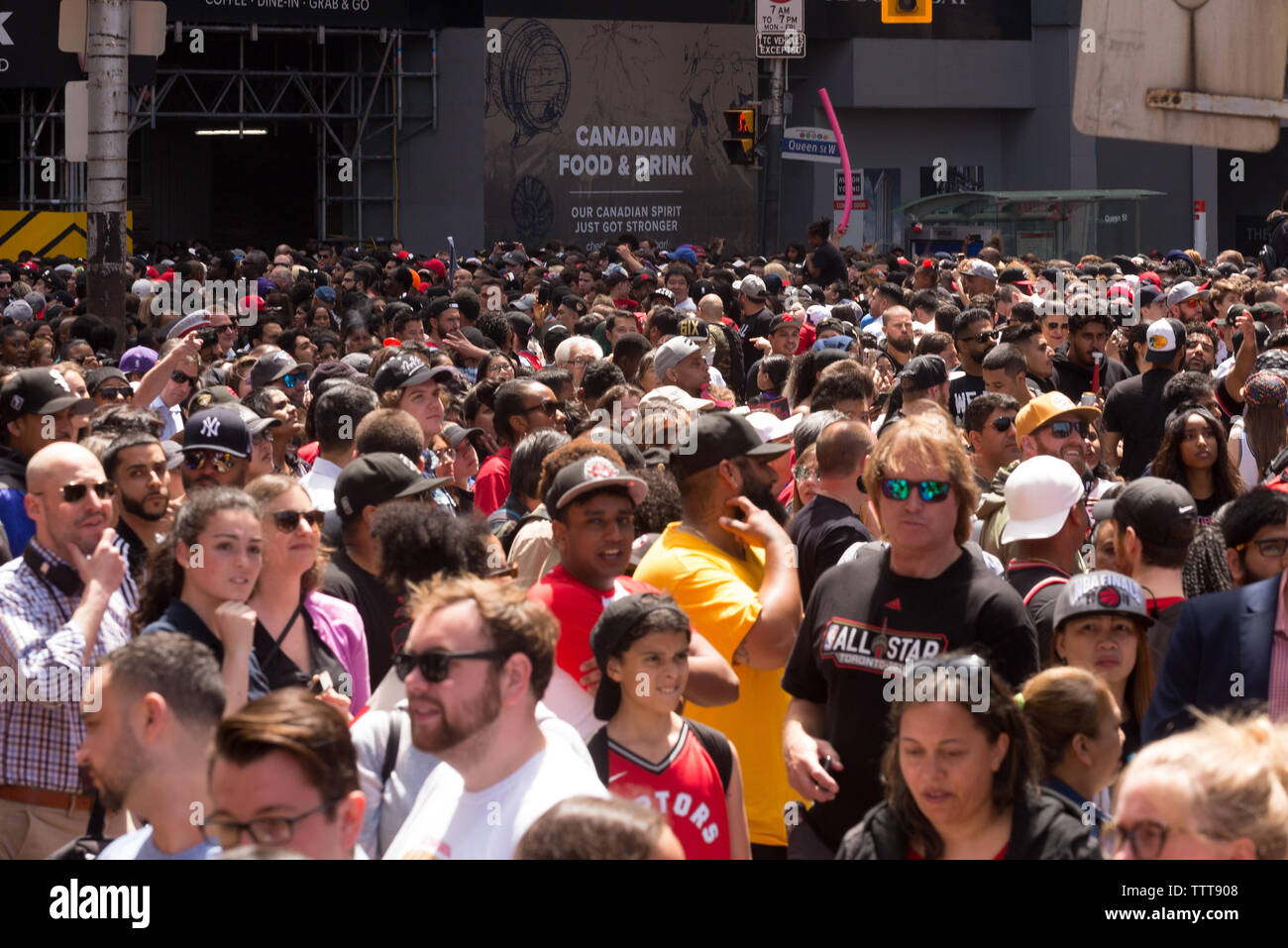 Toronto, ON, Canada - 17 Giugno 2019 - Ventilatori linea sulla strada del centro di Toronto Raptors tenere la loro vittoria parade dopo aver battuto il Golden Guerra di stato Foto Stock